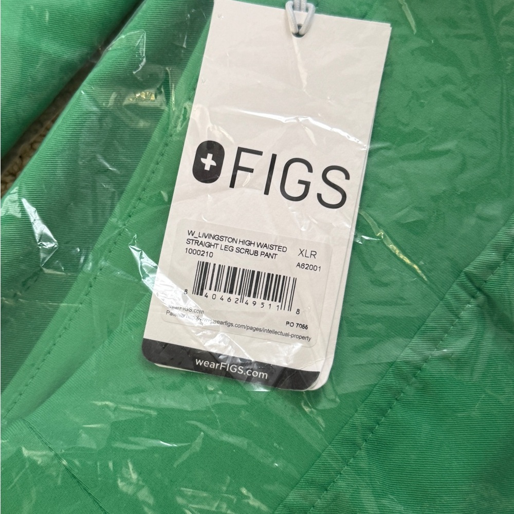 Figs Scrub Set in Emerald Green - Picture 3 of 4